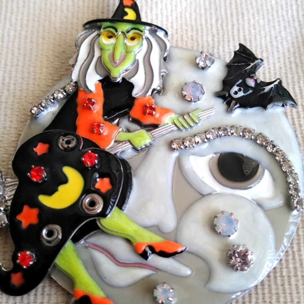 LATR2GO WITCH ON THE MOON PIN/ENHANCER - Picture 3 of 12